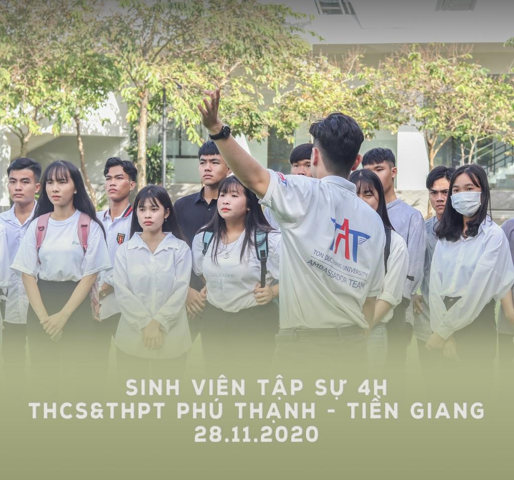 Học sinh và Thầy/Cô chụp ảnh lưu niệm tại TDTU